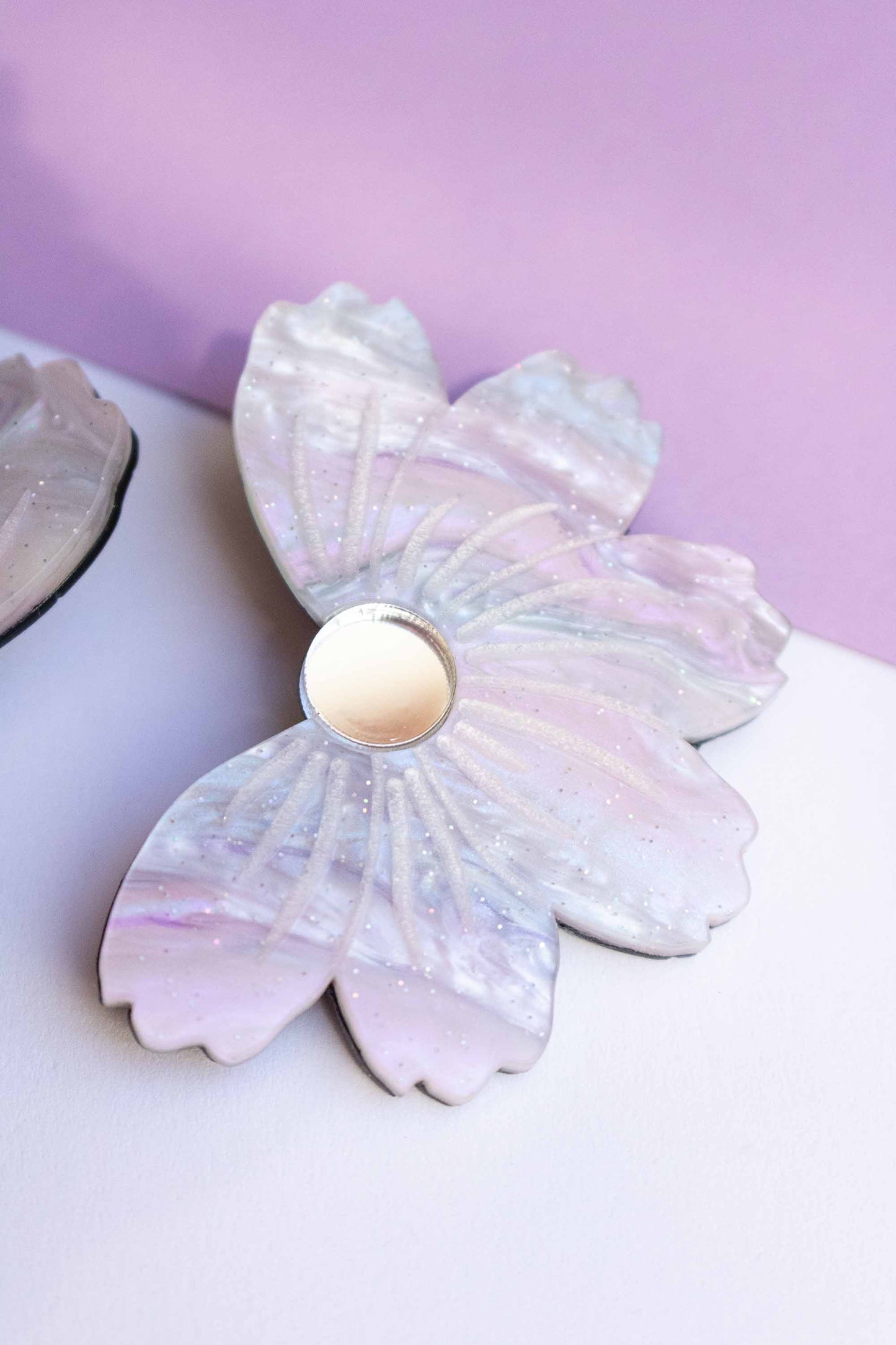 Boucles d'oreilles fleur cosmos violet irisé, clou acier inoxydable plaqué or 18 carats