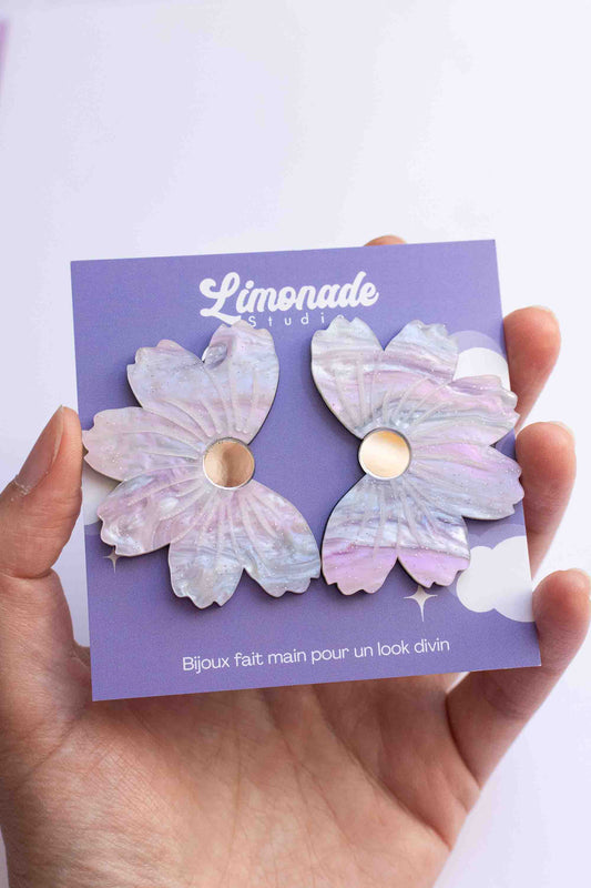 Boucles d'oreilles fleur cosmos violet irisé, clou acier inoxydable plaqué or 18 carats
