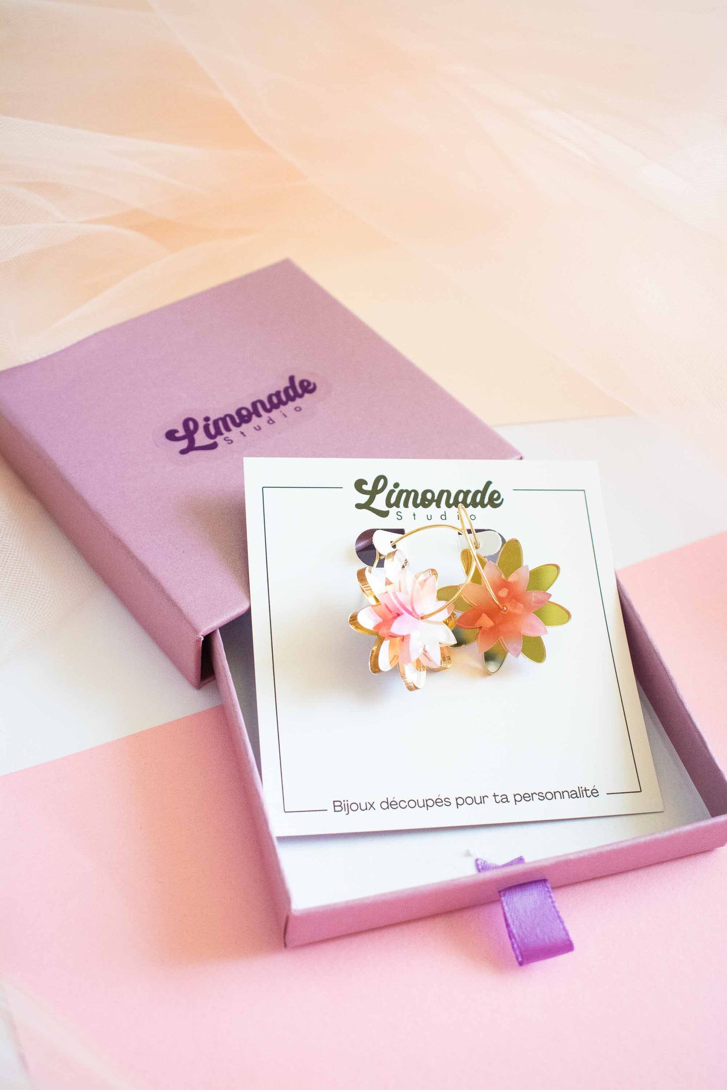 Créoles dorées à fleurs rose, Boucles d'oreilles fleurs acrylique faites main