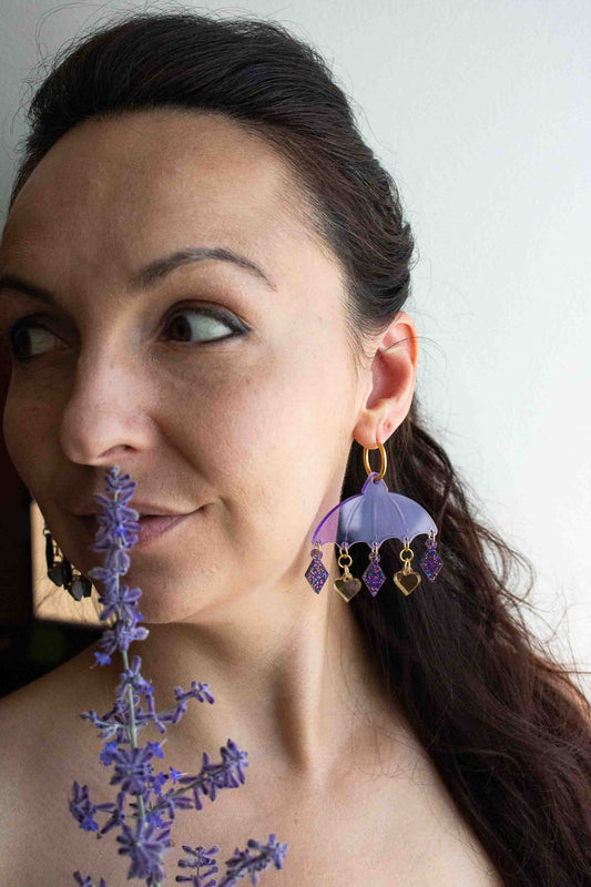 Boucles d'oreilles violettes en acrylique decoupe laser, bijou colore Limonade Studio, portees a l oreille avec effet parapluie et lavande