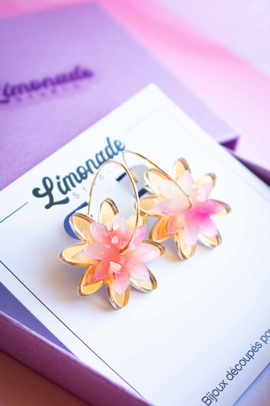 Boucles d'oreilles créoles fleur acrylique rose et dorées sur carte Limonade Studio, boîte violette sur fond rose pour fêtes des mères