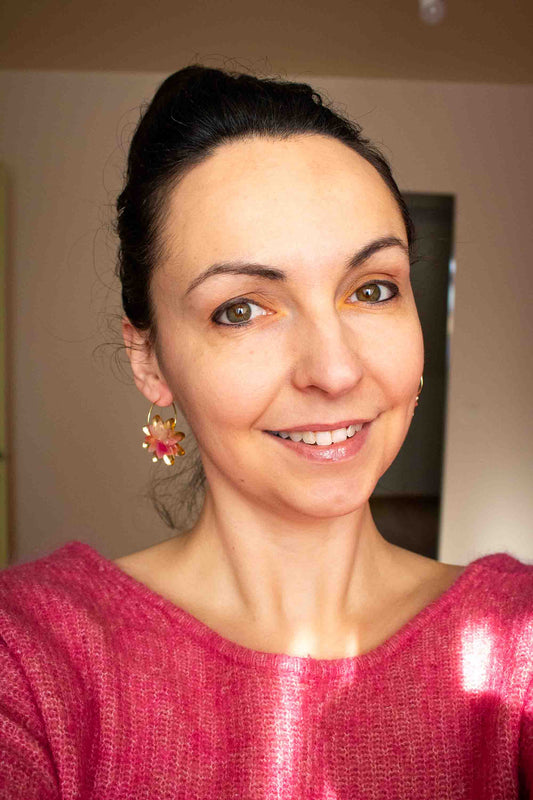 femme portant Paire de boucles d'oreille dorées en plaqué or 18 carats en forme de fleur