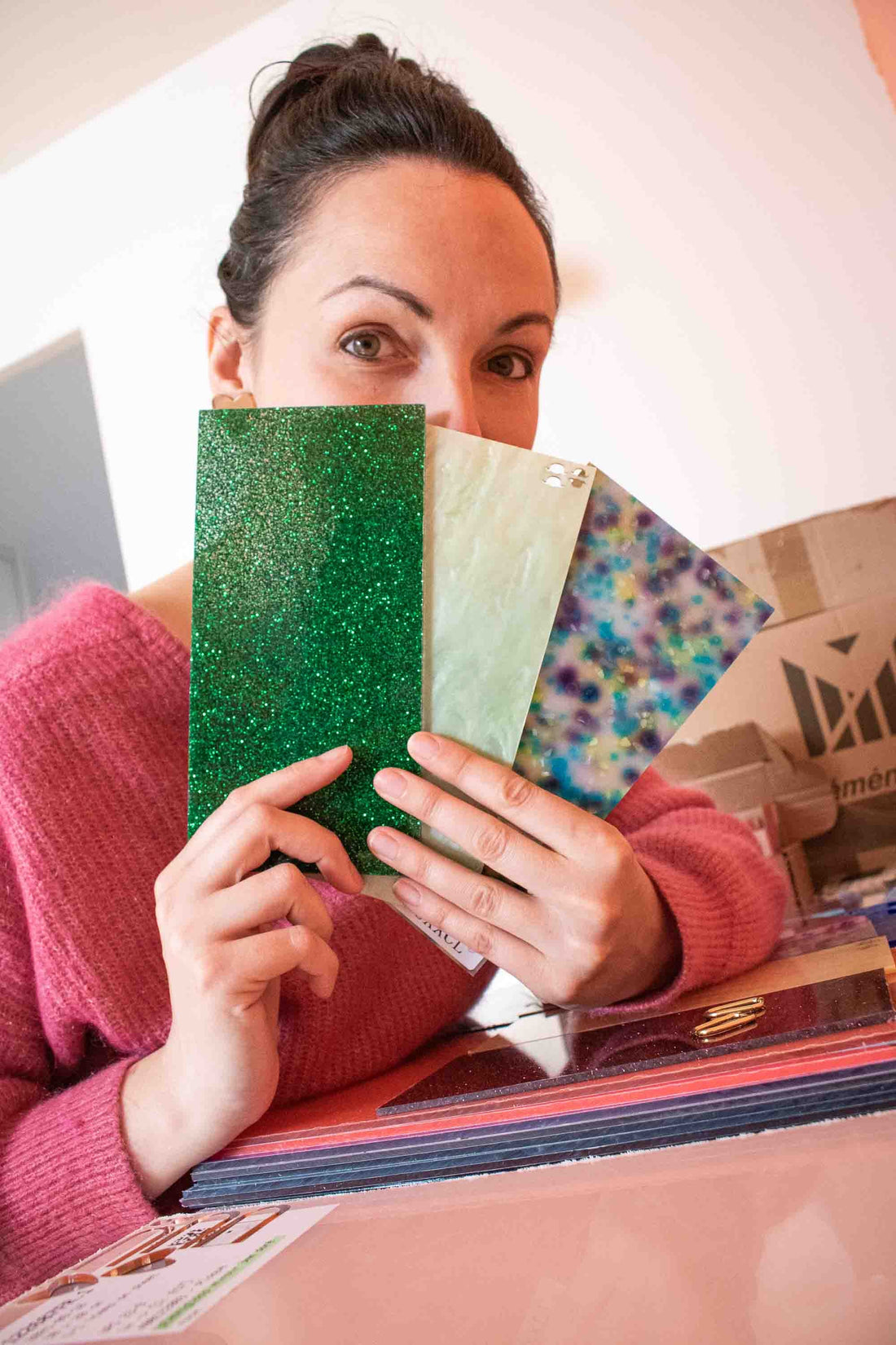 Créatrice de limonade studio avec plaques en acrylique colorées