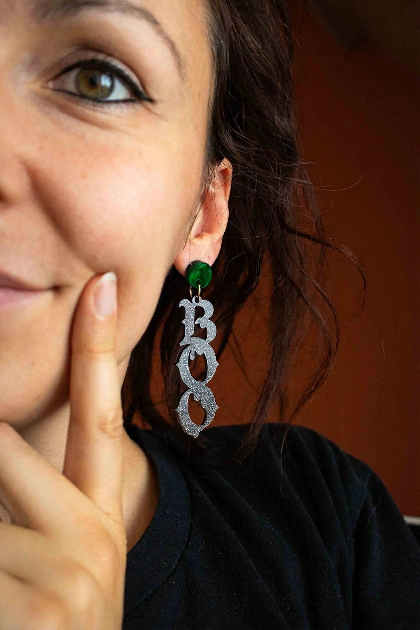 Boucle d’oreille BOO noire pailletée portée avec une tenue noire