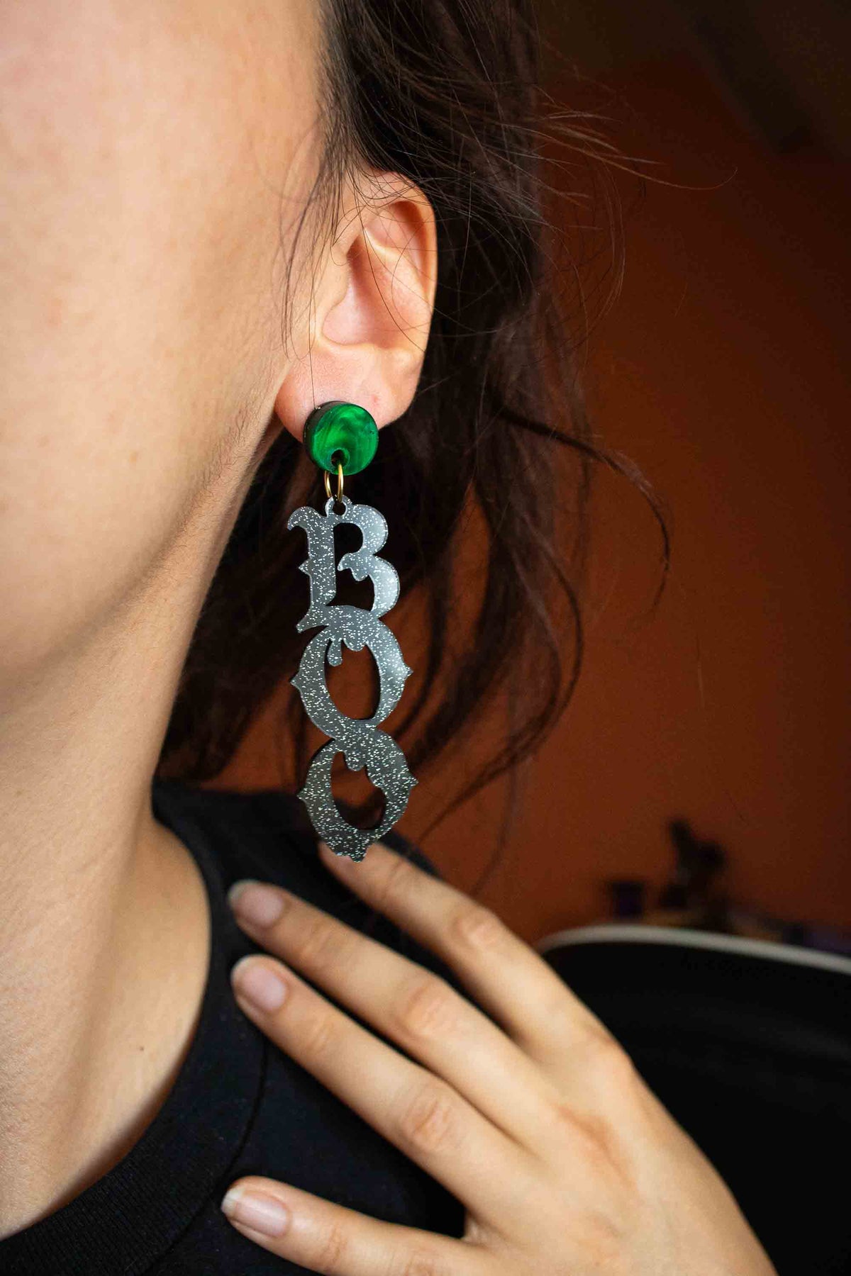 Boucle d’oreille Halloween BOO portée, vue de profil