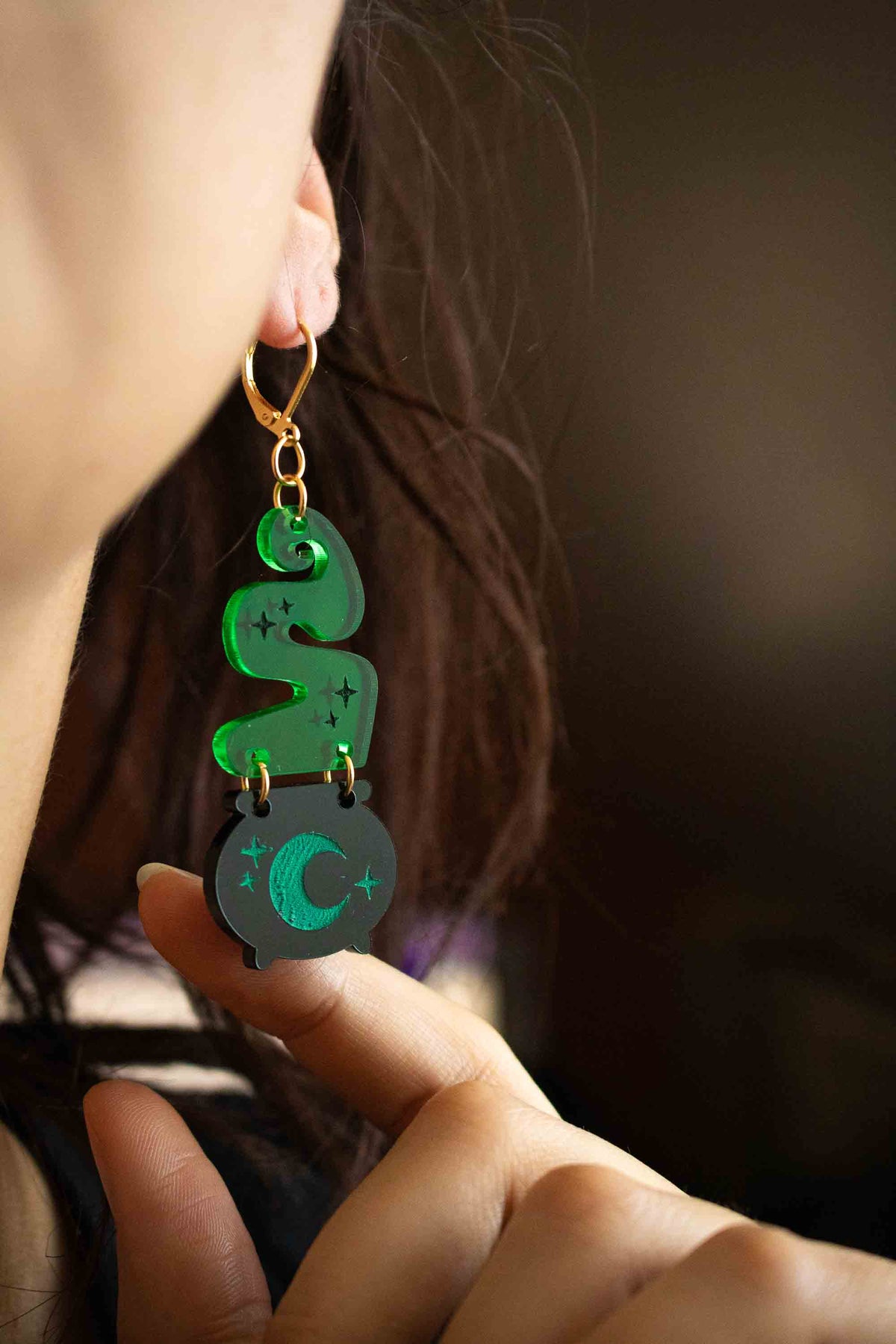 Boucle d’oreille pendante chaudron magique portée, avec fumée verte, lune et dormeuse dorée