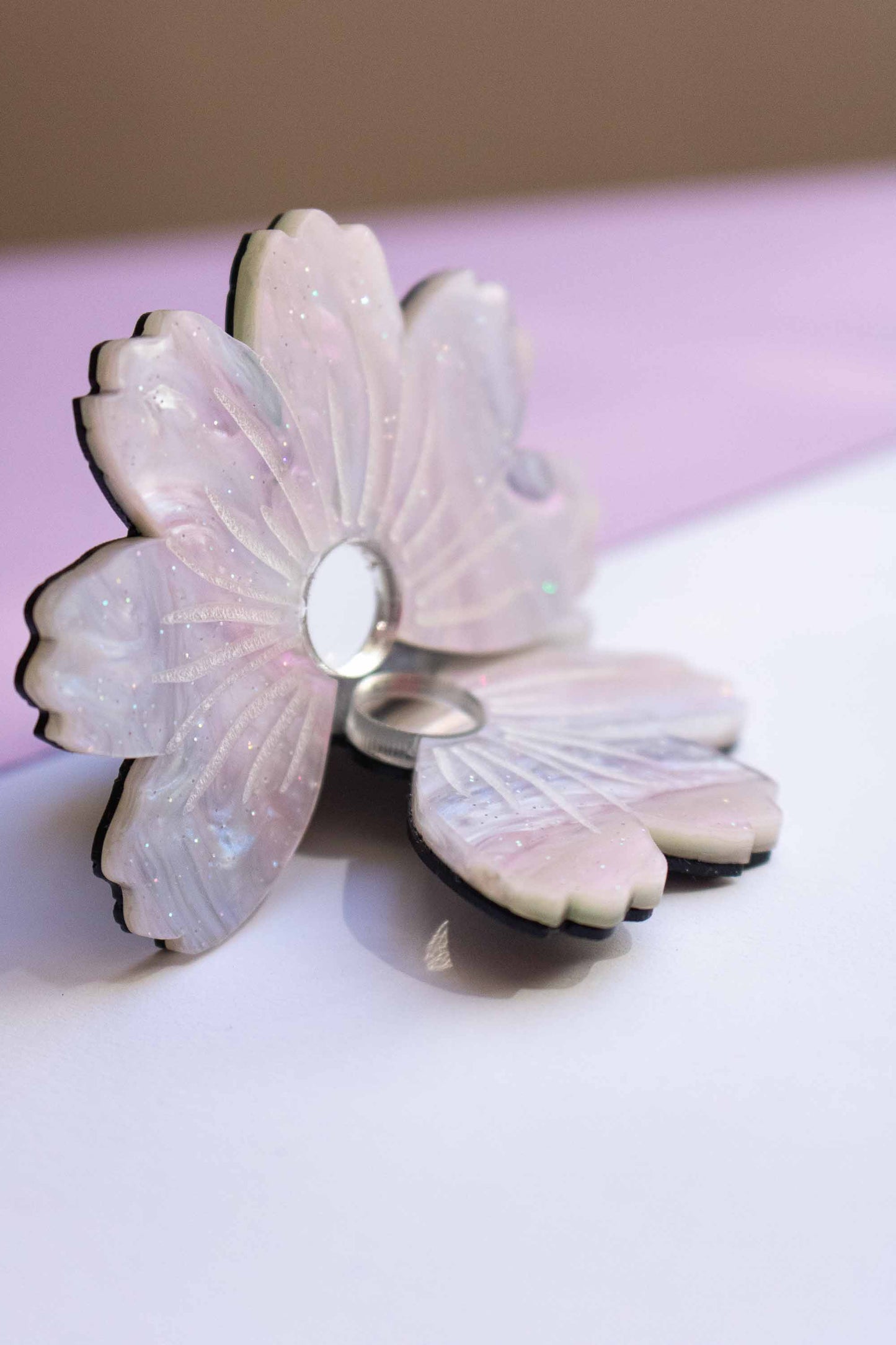 Boucles d'oreilles fleur cosmos violet irisé, clou acier inoxydable plaqué or 18 carats