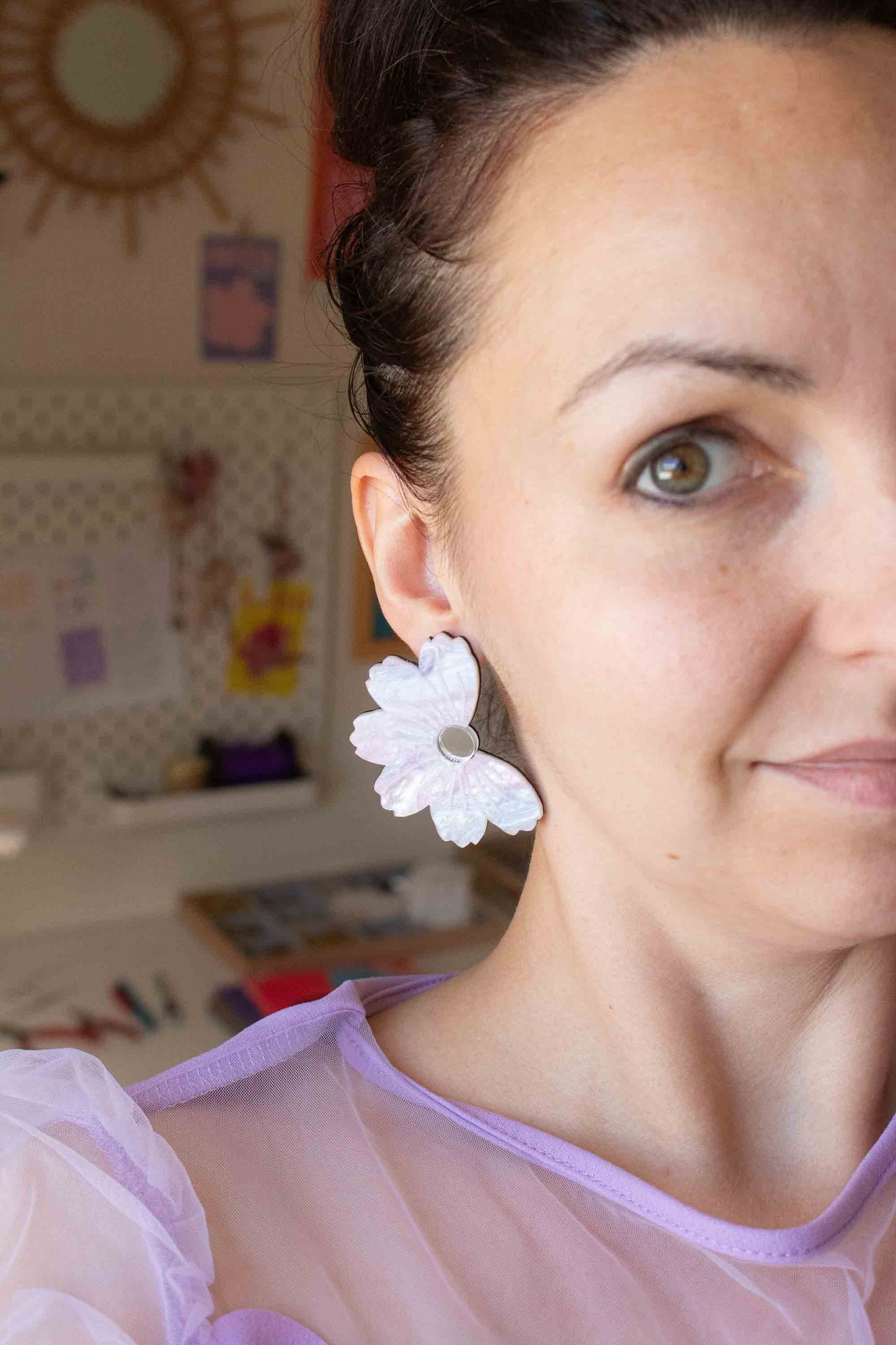 Boucles d'oreilles fleur cosmos violet irisé, clou acier inoxydable plaqué or 18 carats
