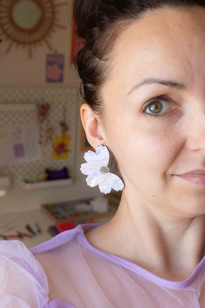 Boucles d'oreilles fleur cosmos violet irisé, clou acier inoxydable plaqué or 18 carats