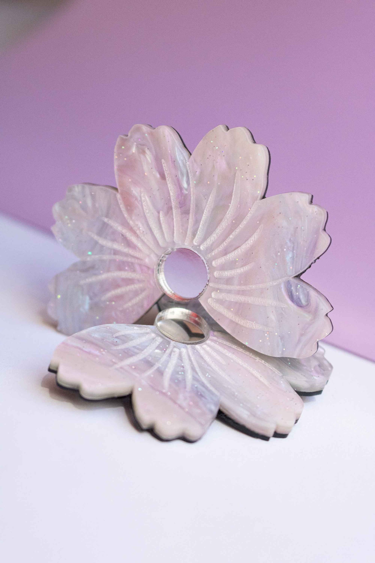 Boucles d'oreilles fleur cosmos violet irisé, clou acier inoxydable plaqué or 18 carats