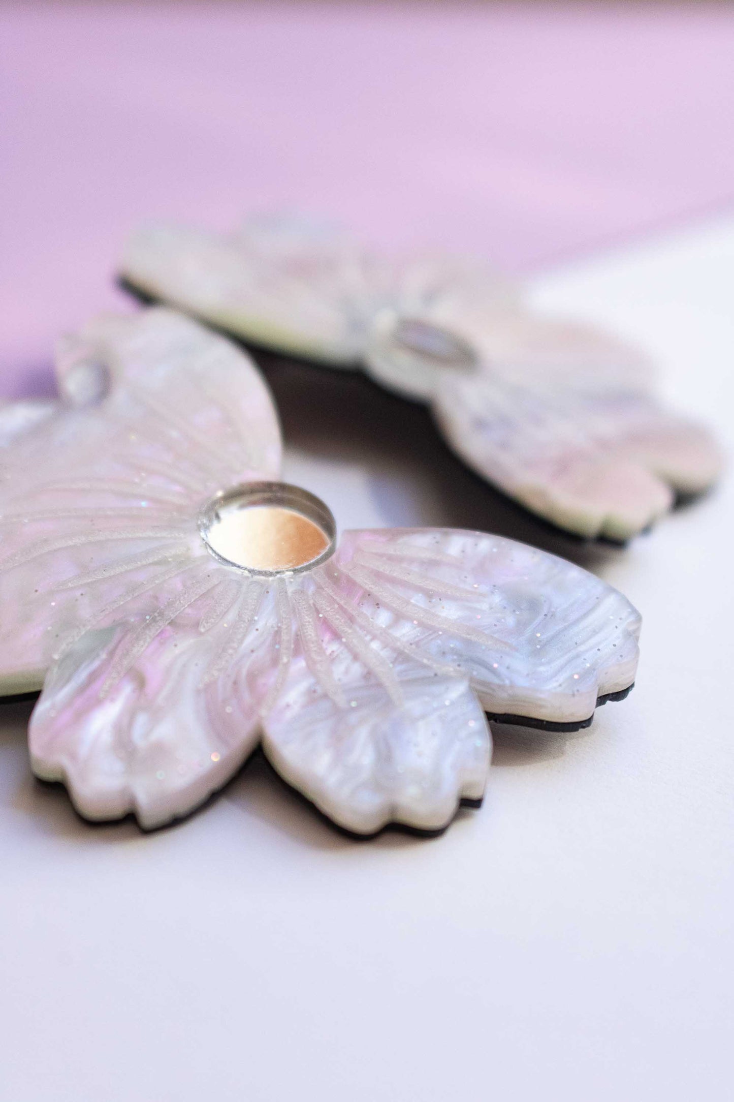 Boucles d'oreilles fleur cosmos violet irisé, clou acier inoxydable plaqué or 18 carats