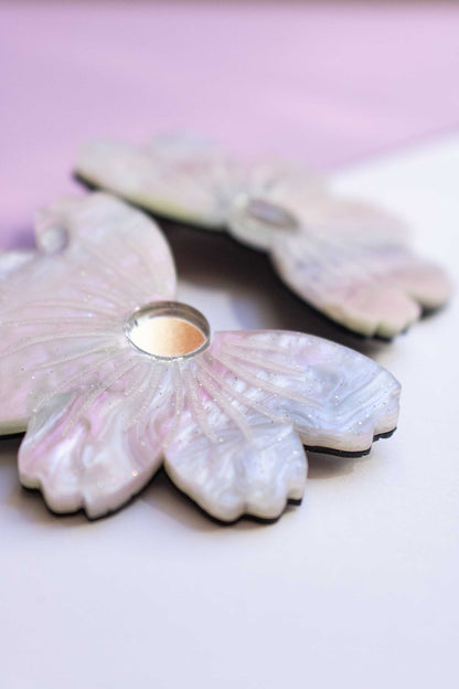 Boucles d'oreilles fleur cosmos violet irisé, clou acier inoxydable plaqué or 18 carats
