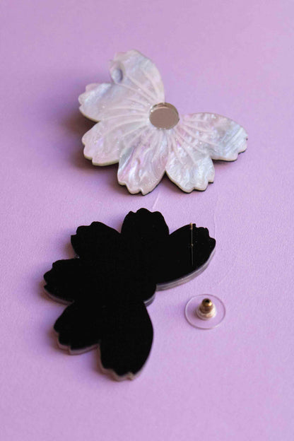 Boucles d'oreilles fleur cosmos violet irisé, clou acier inoxydable plaqué or 18 carats