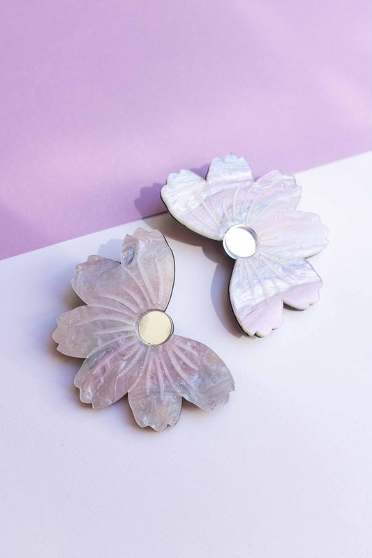 Boucles d'oreilles fleur cosmos violet irisé, clou acier inoxydable plaqué or 18 carats