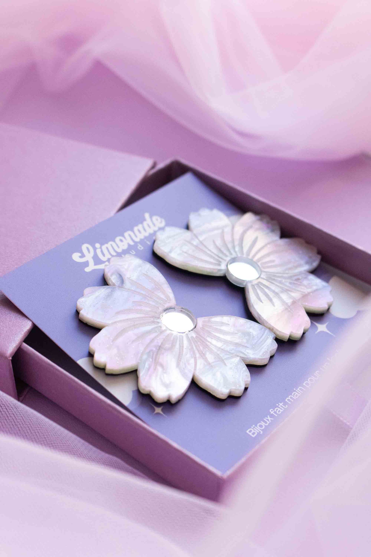 Boucles d'oreilles fleur cosmos violet irisé, clou acier inoxydable plaqué or 18 carats