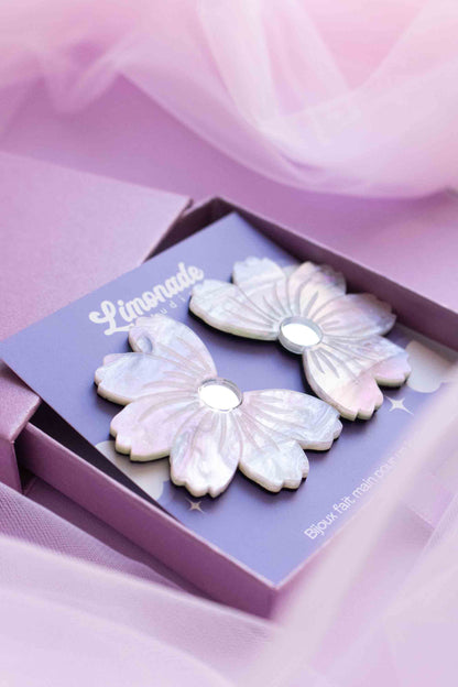Boucles d'oreilles fleur cosmos violet irisé, clou acier inoxydable plaqué or 18 carats