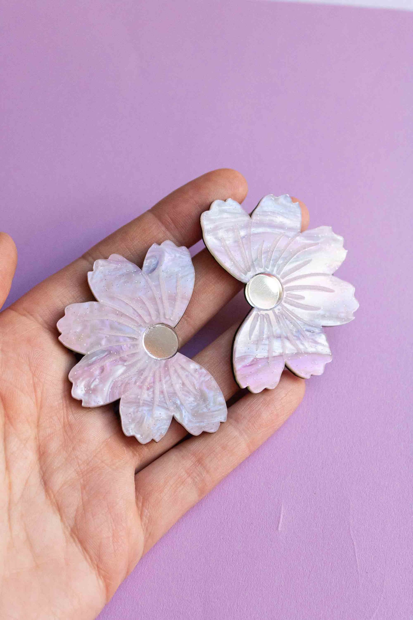 Boucles d'oreilles fleur cosmos violet irisé, clou acier inoxydable plaqué or 18 carats