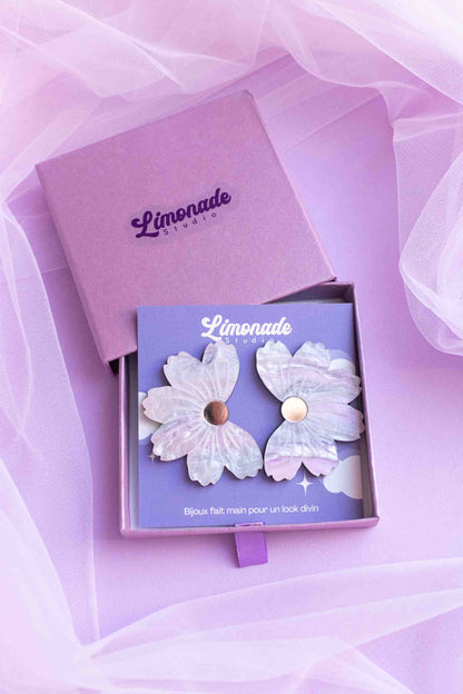 Boucles d'oreilles fleur cosmos violet irisé, clou acier inoxydable plaqué or 18 carats