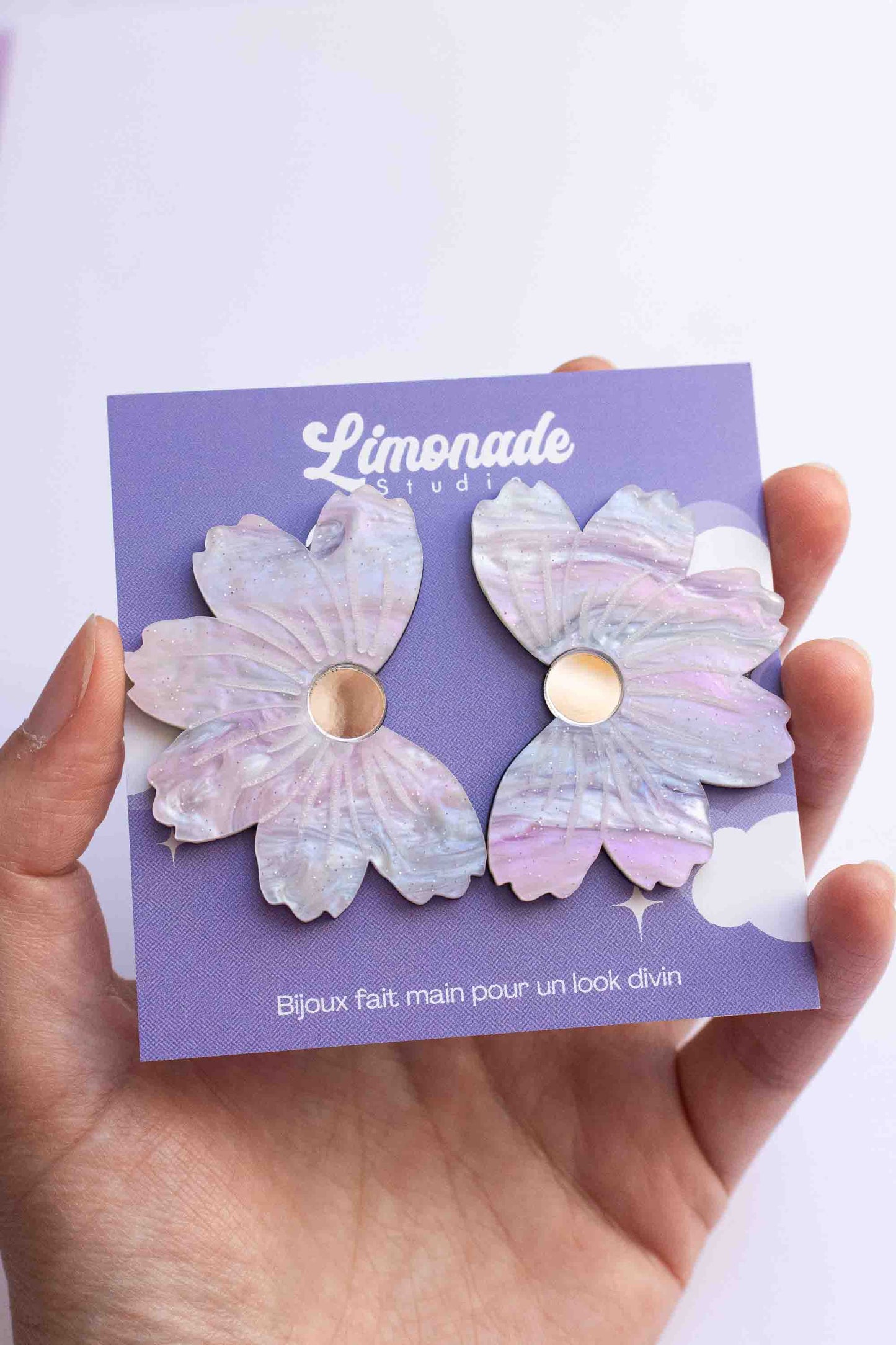 Boucles d'oreilles fleur cosmos violet irisé, clou acier inoxydable plaqué or 18 carats