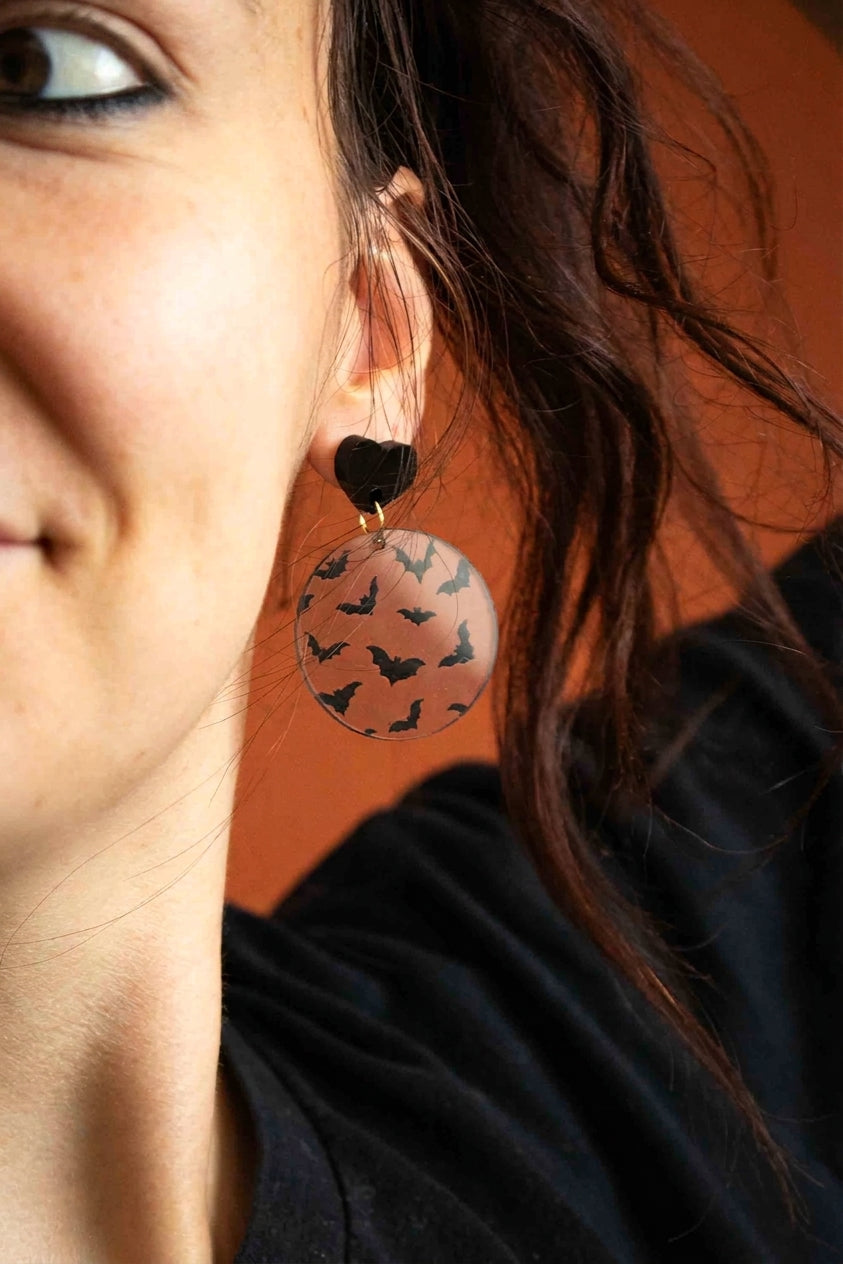 Boucles d’oreilles chauves-souris marron transparent et noir portées, vue de face