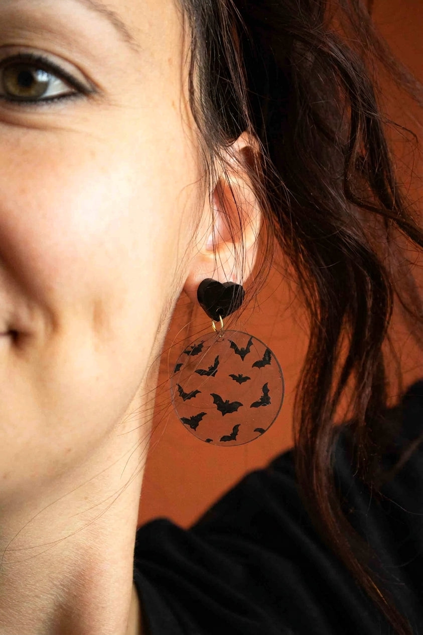 Boucles d’oreilles transparentes marron à chauves-souris noires portées