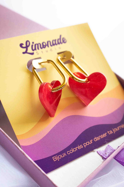 Boucles pendantes cœur rouge fait main Limonade Studio dans boîte cadeau violette ouverte avec cartonnette, bijou artisanal prêt à offrir