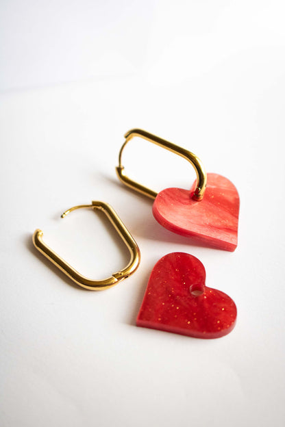 Boucles cœur rouge acrylique découpé laser Limonade Studio, vue démontée montrant anneau doré et pendentif cœur séparables, bijou artisanal modulaire