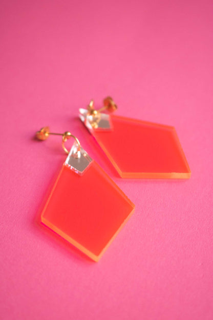 Boucles d'oreilles losange rose fluo et miroir argenté, clou acier plaqué or 18 carats
