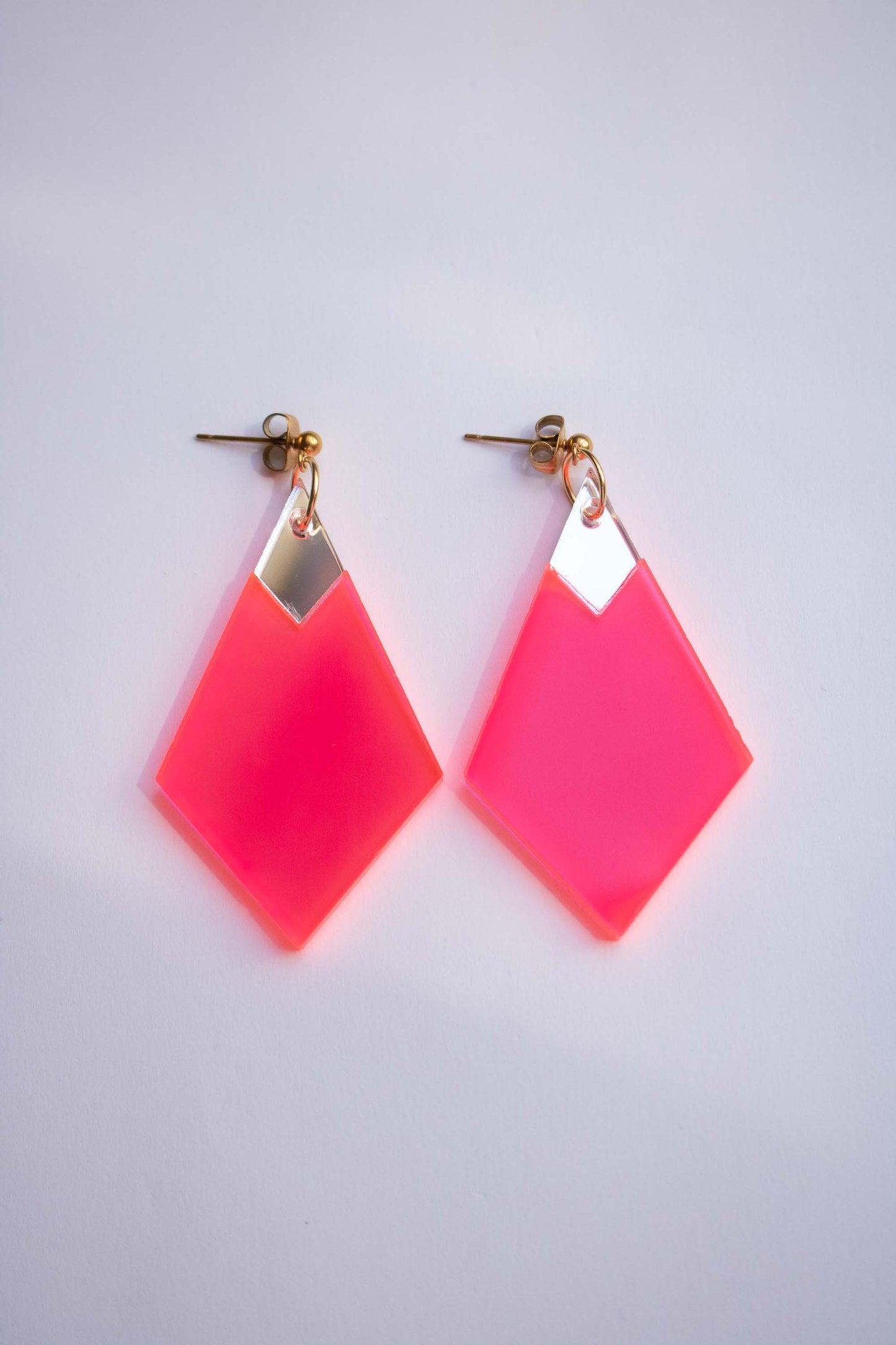 Boucles d'oreilles losange rose fluo et miroir argenté, clou acier plaqué or 18 carats