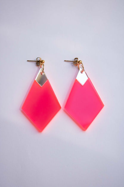 Boucles d'oreilles losange rose fluo et miroir argenté, clou acier plaqué or 18 carats