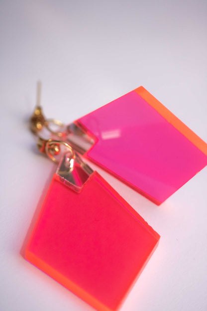 Boucles d'oreilles losange rose fluo et miroir argenté, clou acier plaqué or 18 carats