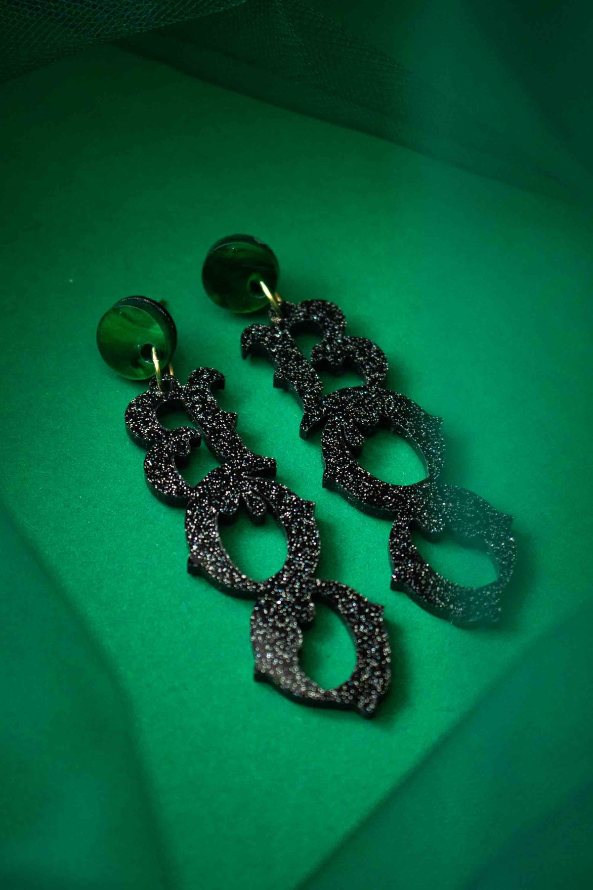Boucles d’oreilles BOO gothiques dans une ambiance verte d’Halloween