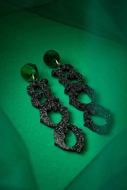 Boucles d’oreilles BOO gothiques dans une ambiance verte d’Halloween