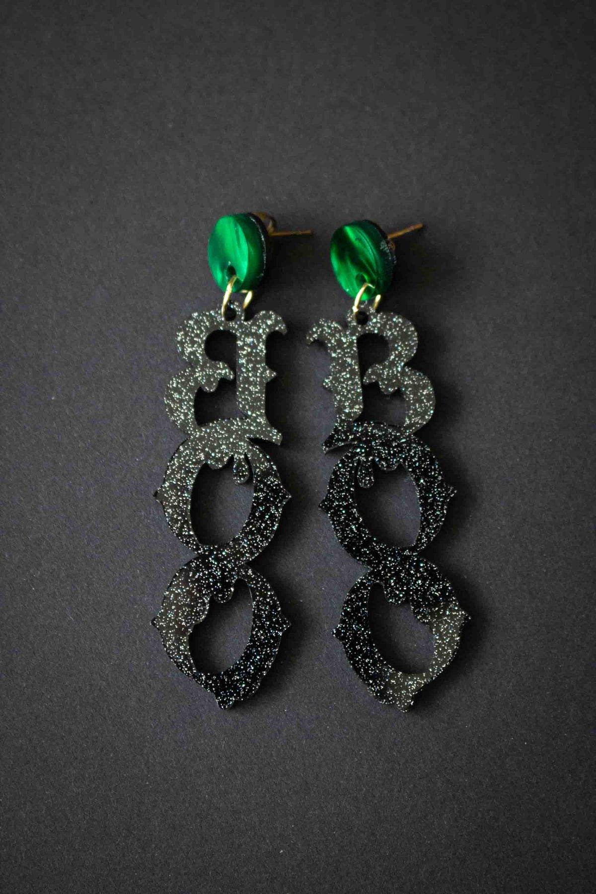 Boucles d’oreilles Halloween BOO noires pailletées sur fond noir
