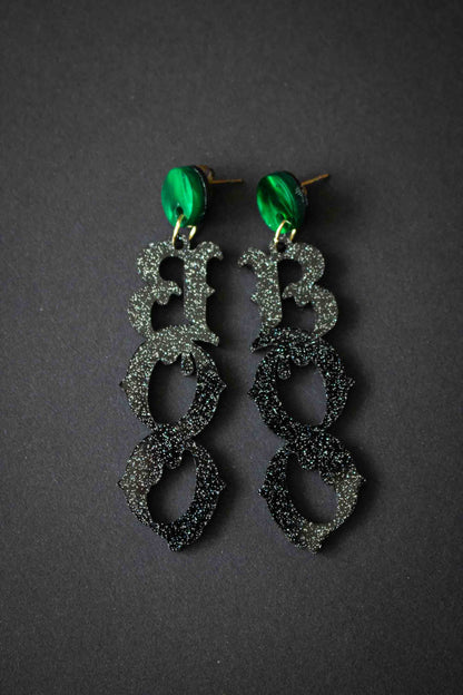 Boucles d’oreilles Halloween BOO noires pailletées sur fond noir