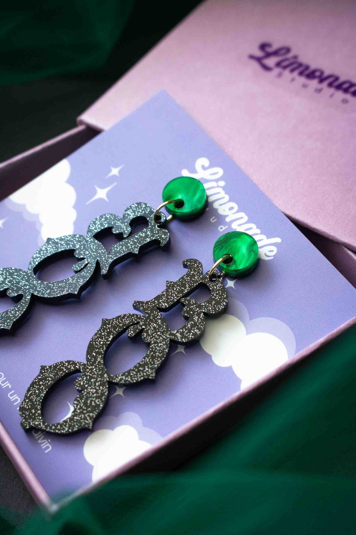 Boucles d’oreilles BOO présentées dans leur coffret Limonade Studio