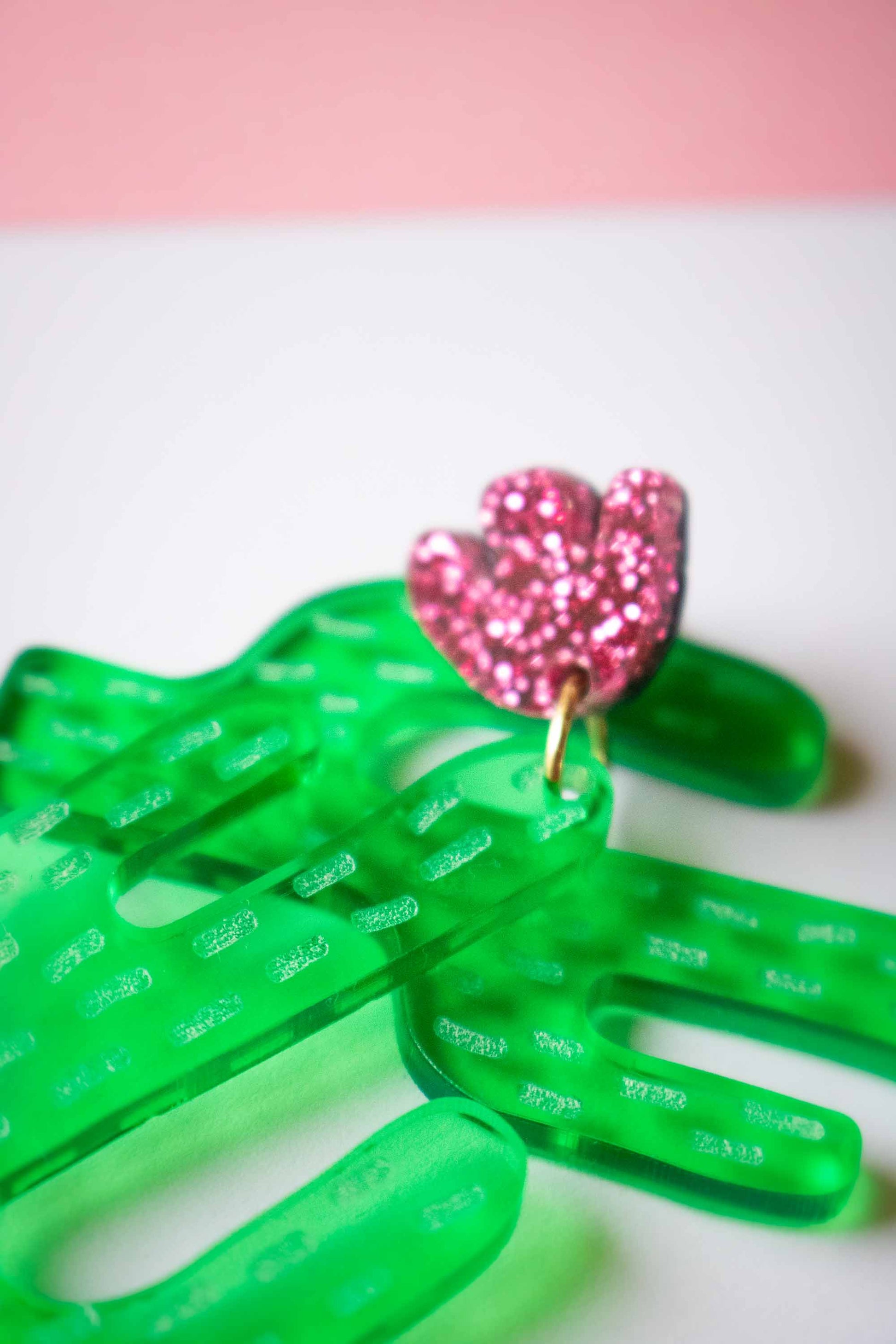 boucles d'oreille cactus pendantes acrylique vert et rose pailleté, bijou fantaisie coloré, Limonade Studio