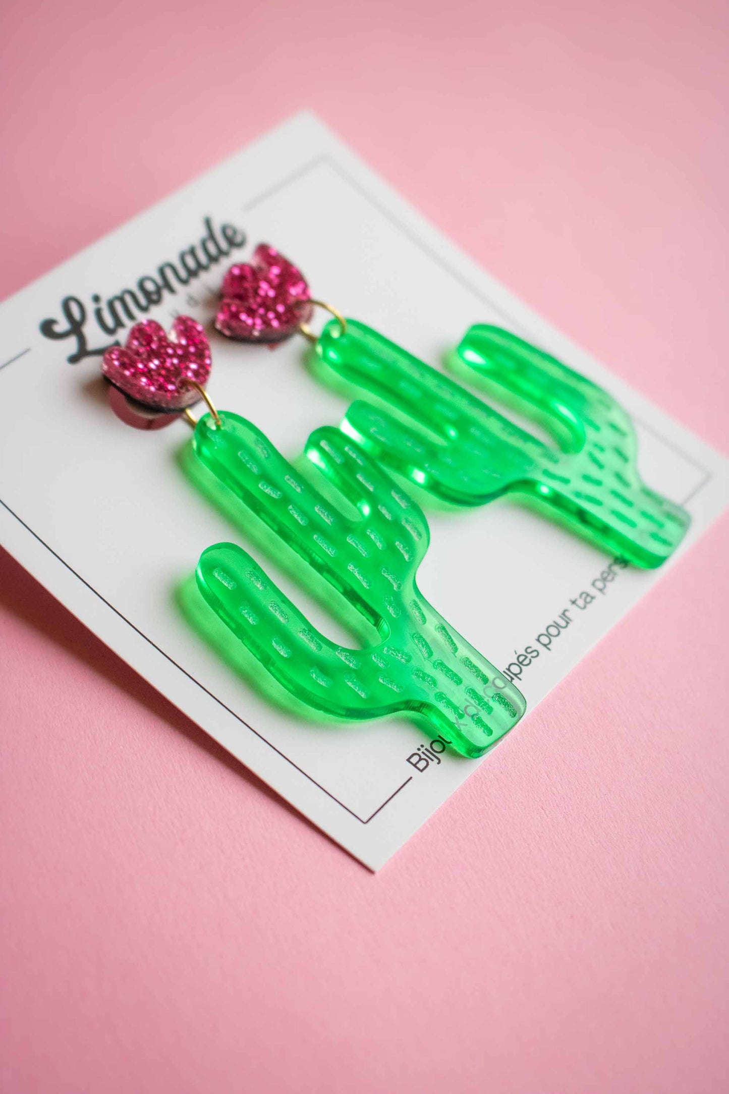 boucles d'oreille cactus pendantes acrylique vert et rose pailleté, bijou fantaisie coloré, Limonade Studio