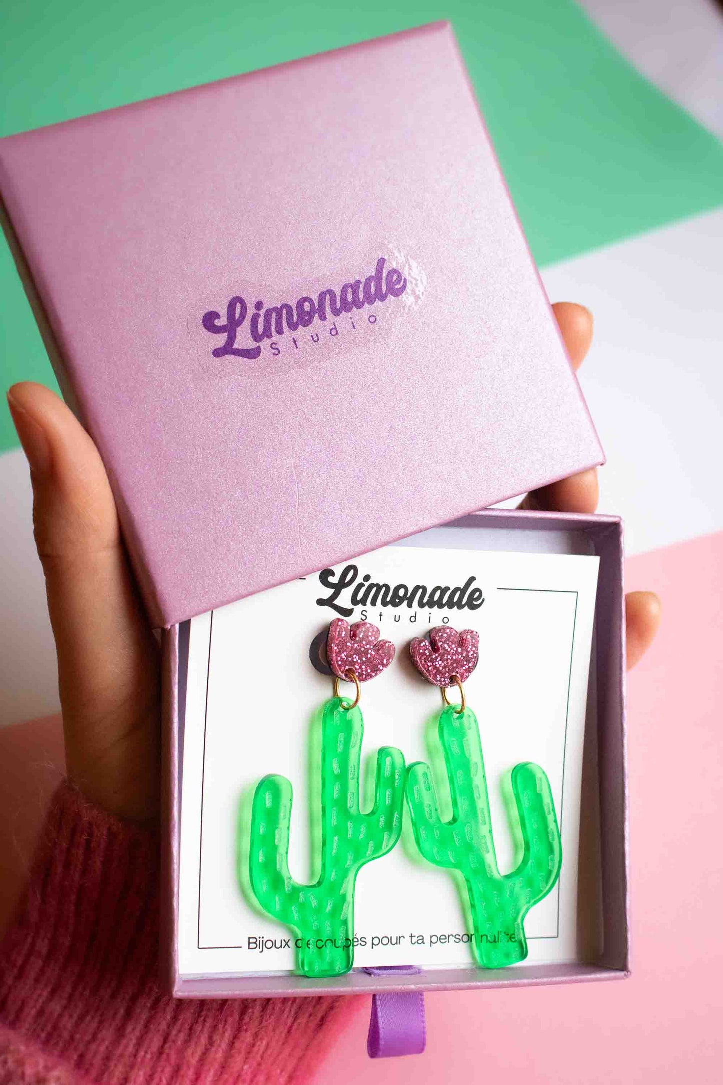 boucles d'oreille cactus pendantes acrylique vert et rose pailleté, bijou fantaisie coloré, Limonade Studio