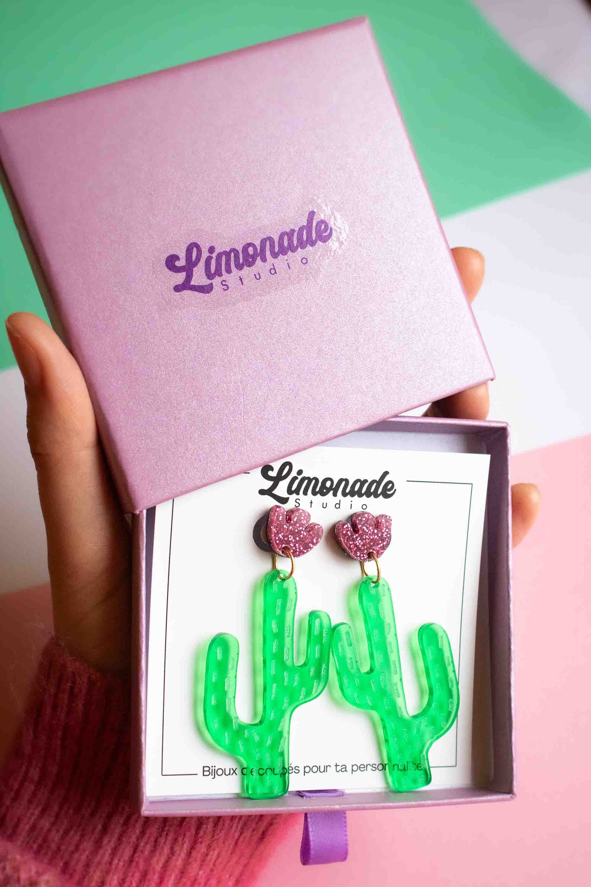 boucles d'oreille cactus pendantes acrylique vert et rose pailleté, bijou fantaisie coloré, Limonade Studio