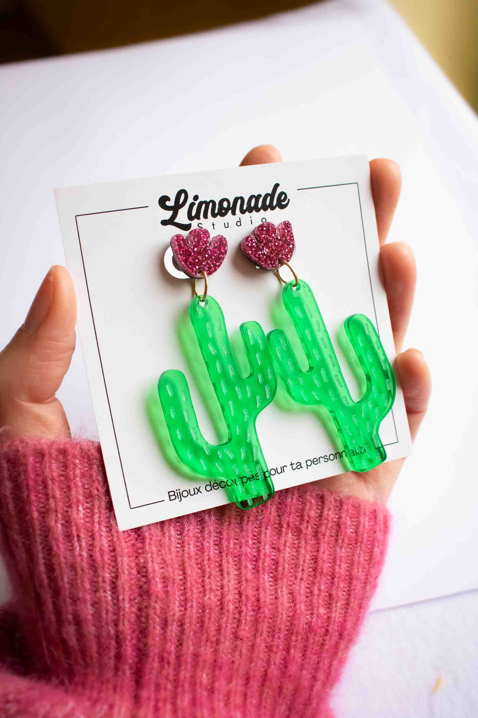 boucles d'oreille cactus pendantes acrylique vert et rose pailleté, bijou fantaisie coloré, Limonade Studio