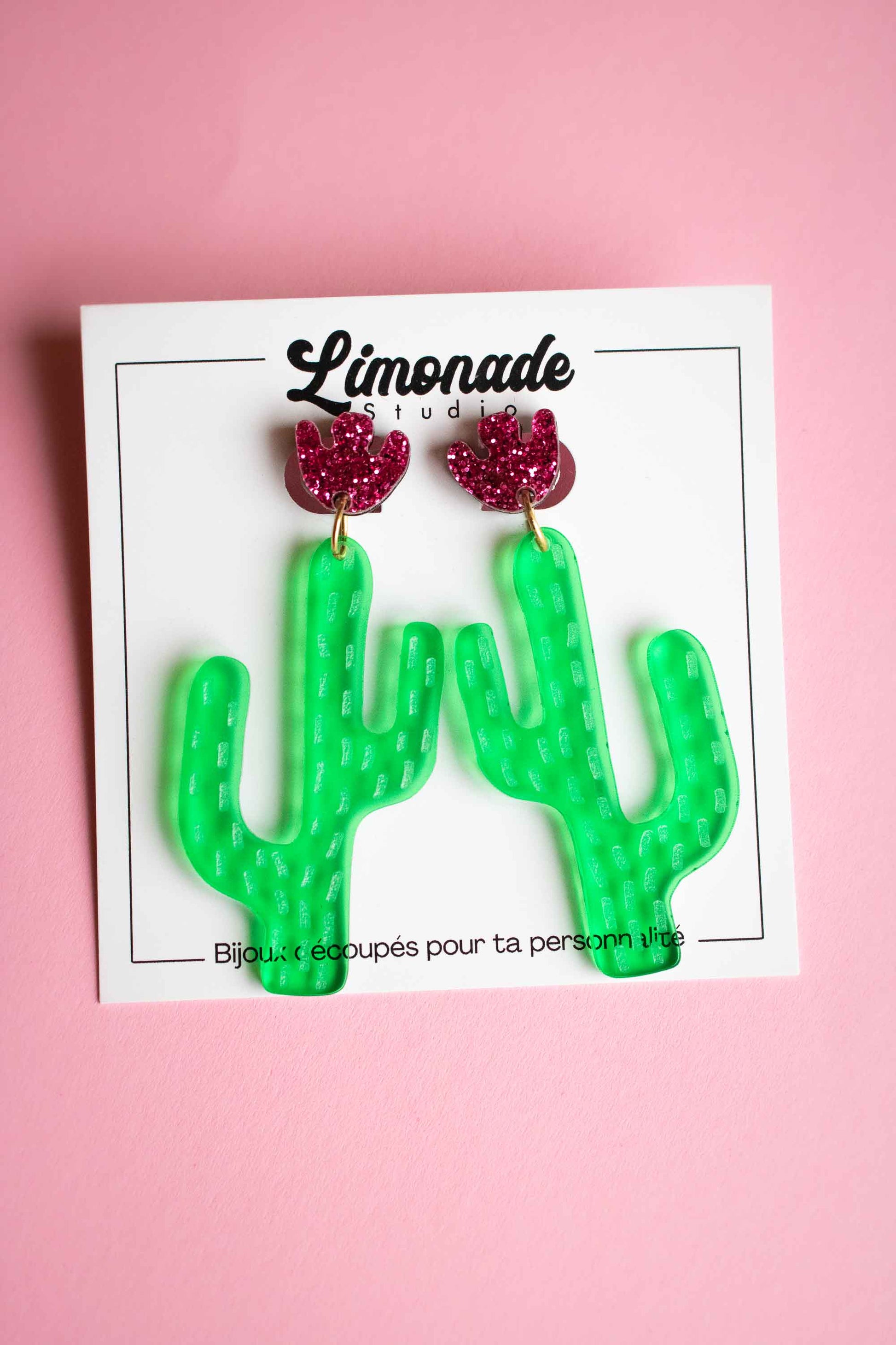 boucles d'oreille cactus pendantes acrylique vert et rose pailleté, bijou fantaisie coloré, Limonade Studio
