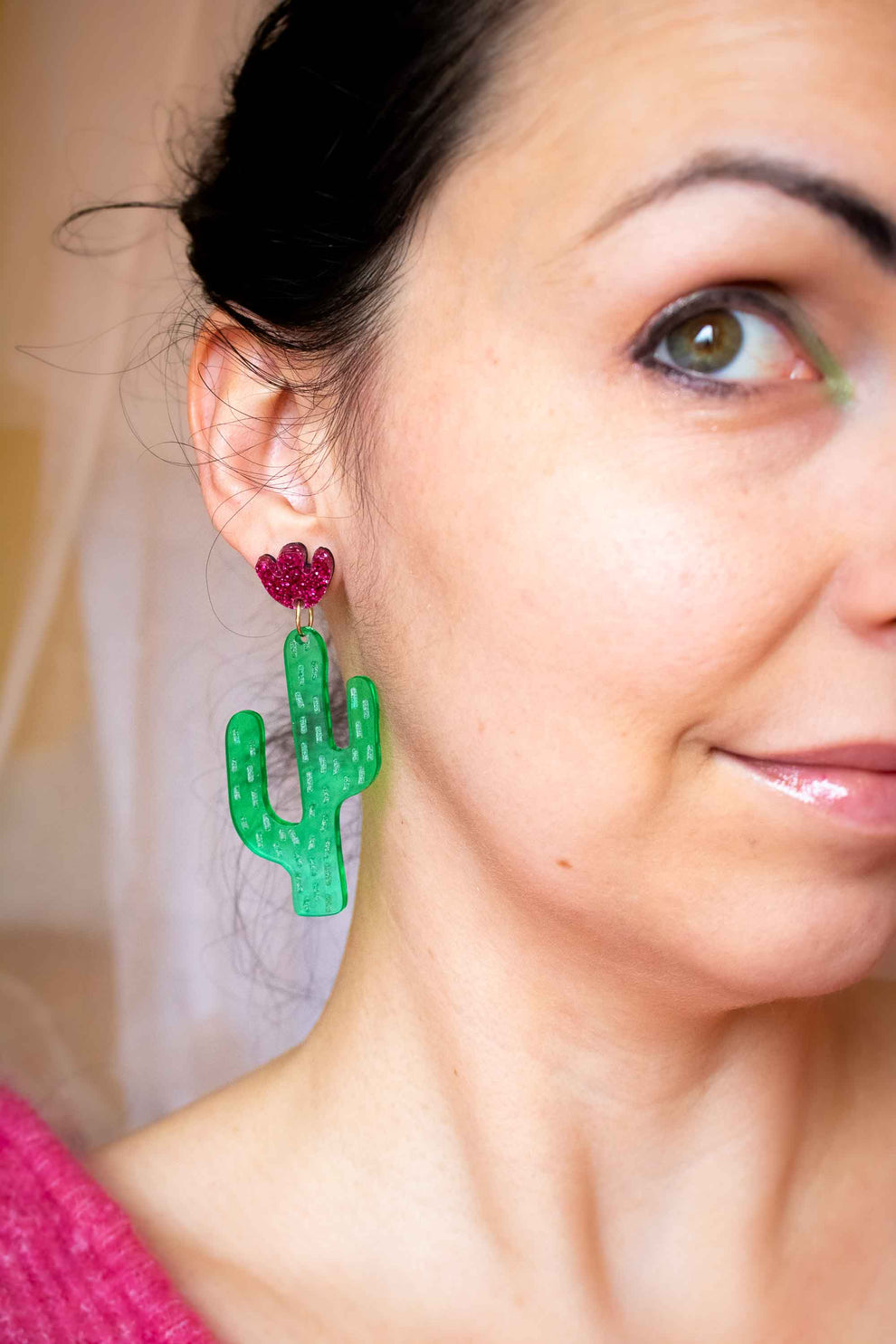 Boucles d'oreille cactus pendantes en acrylique vert et rose pailleté, clou plaqué or 18 carats. Livraison soignée depuis l'atelier Limonade Studio.