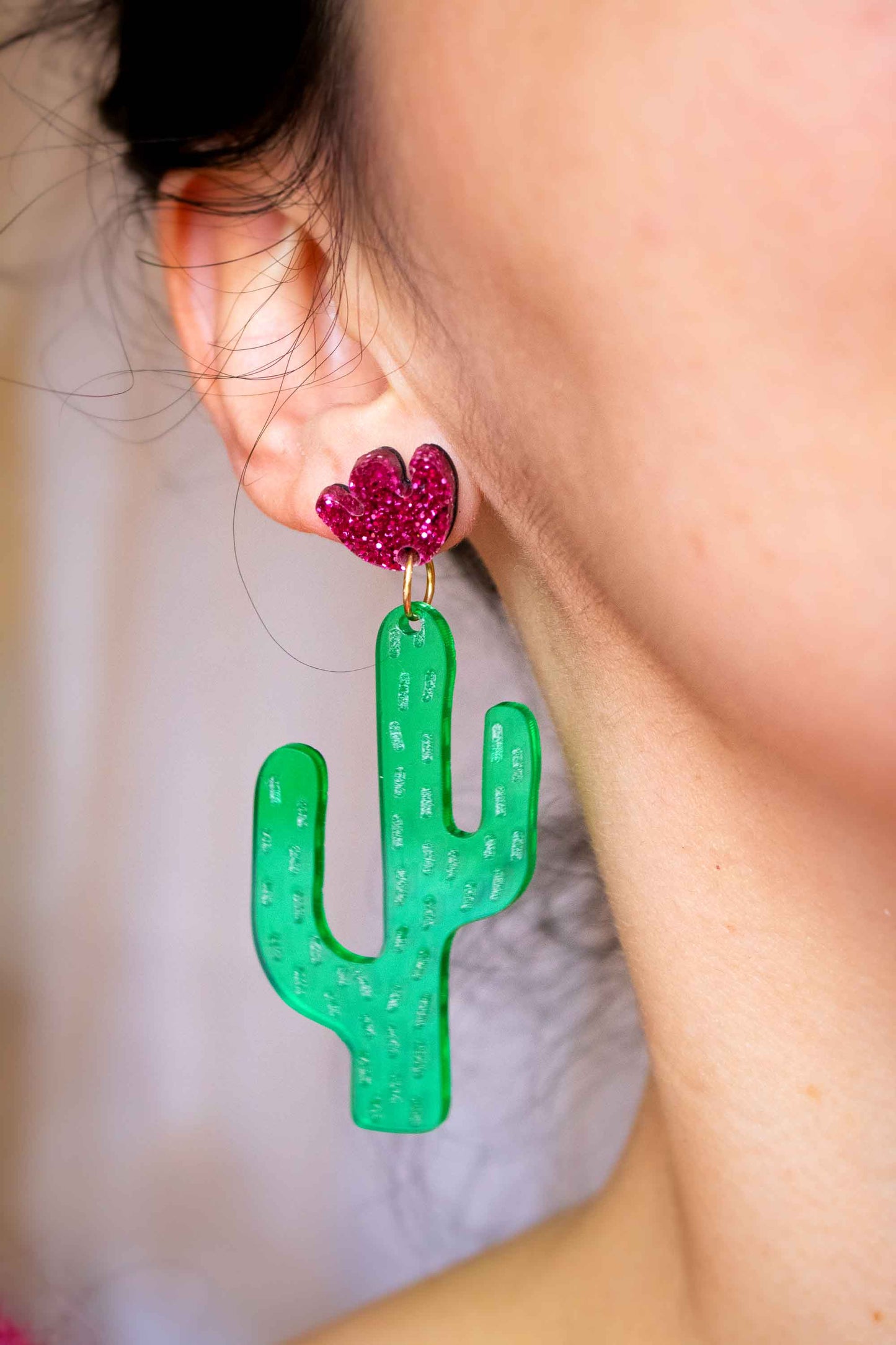 boucles d'oreille cactus pendantes acrylique vert et rose pailleté, bijou fantaisie coloré, Limonade Studio