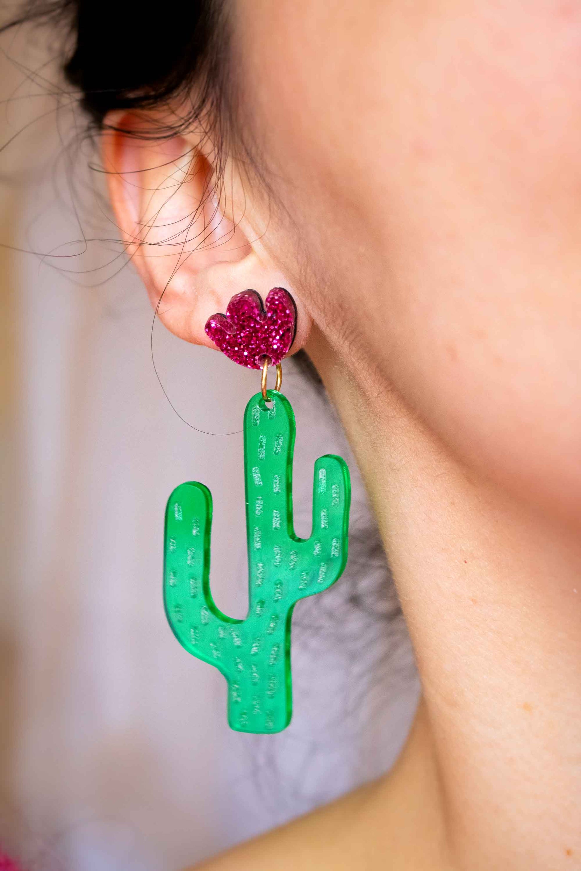 boucles d'oreille cactus pendantes acrylique vert et rose pailleté, bijou fantaisie coloré, Limonade Studio
