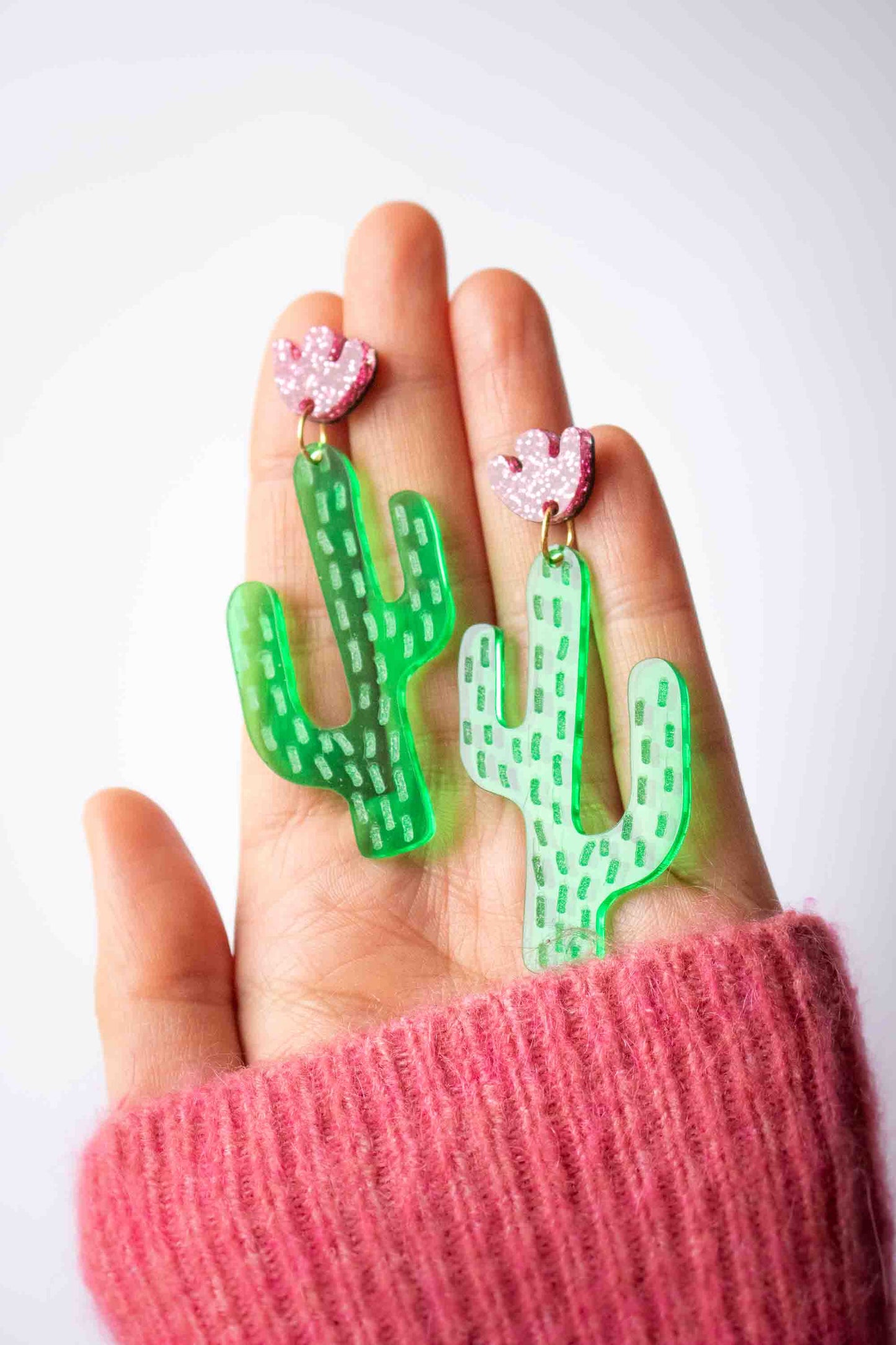 boucles d'oreille cactus pendantes acrylique vert et rose pailleté, bijou fantaisie coloré, Limonade Studio