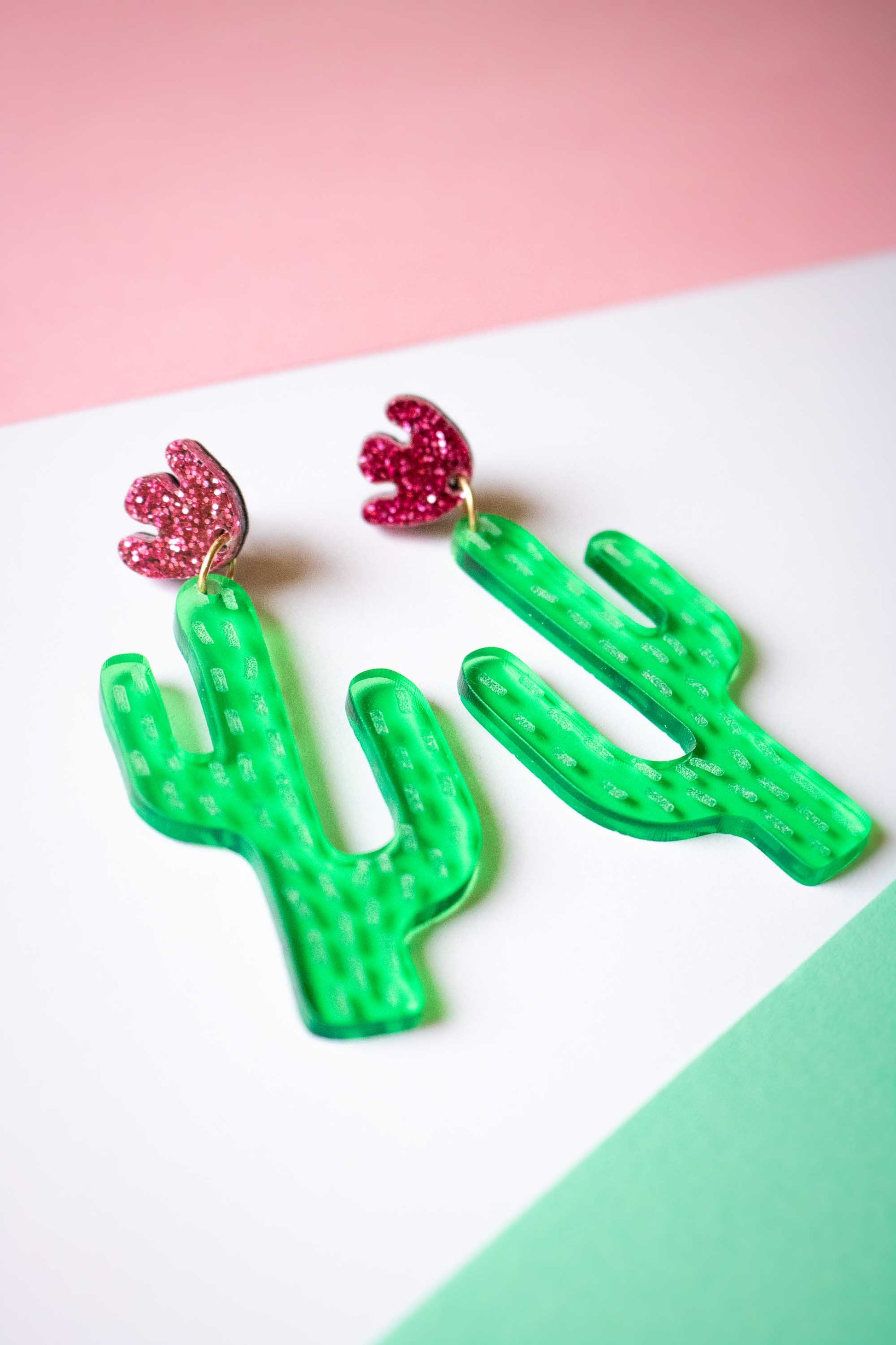 boucles d'oreille cactus pendantes acrylique vert et rose pailleté, bijou fantaisie coloré, Limonade Studio
