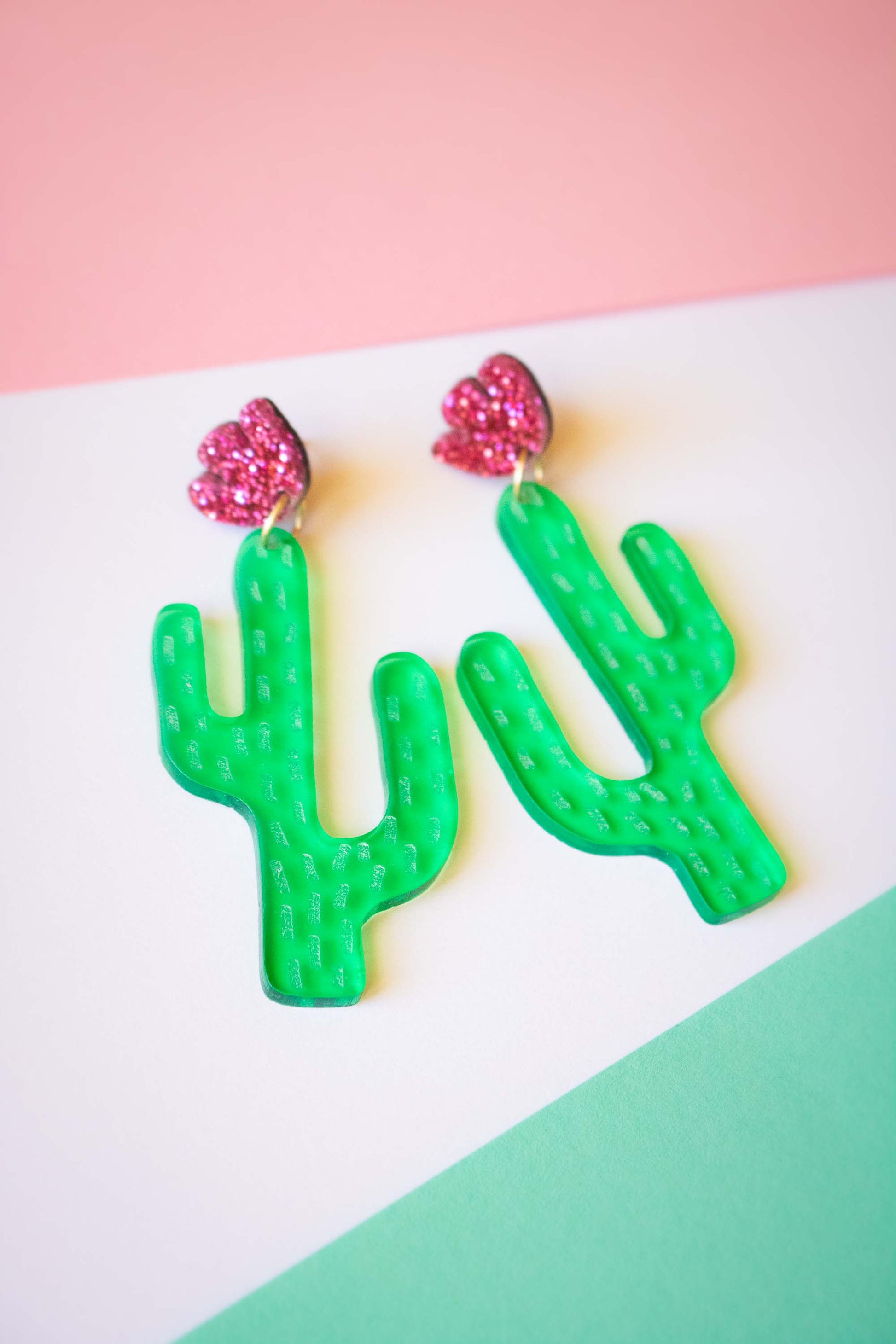 boucles d'oreille cactus pendantes acrylique vert et rose pailleté, bijou fantaisie coloré, Limonade Studio
