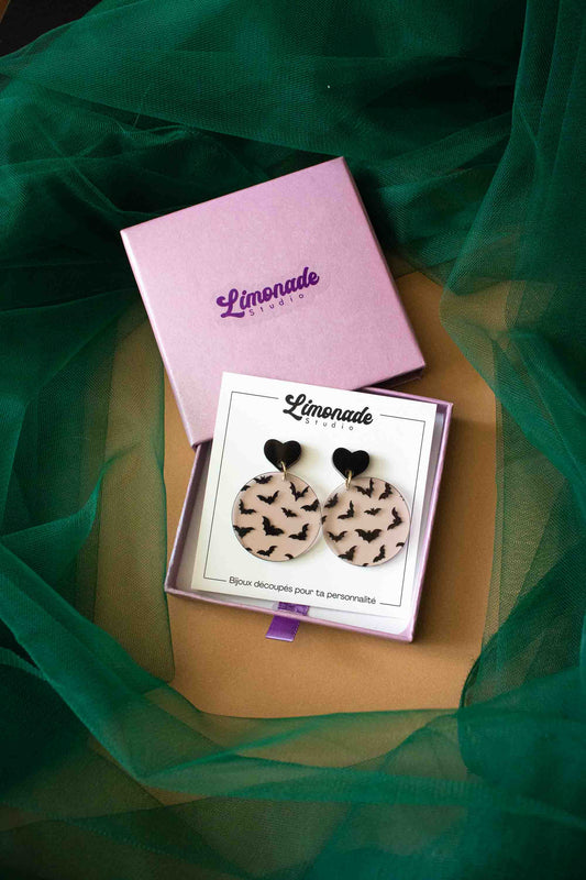 Boucles d’oreilles chauves-souris en acrylique dans un coffret Limonade Studio