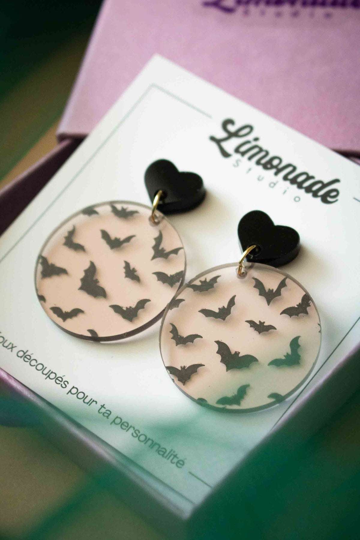 Boucles d’oreilles chauves-souris présentées dans leur coffret cadeau Limonade Studio